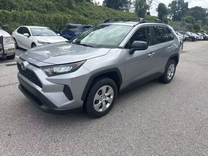 2021 Toyota RAV4 LE photo 1