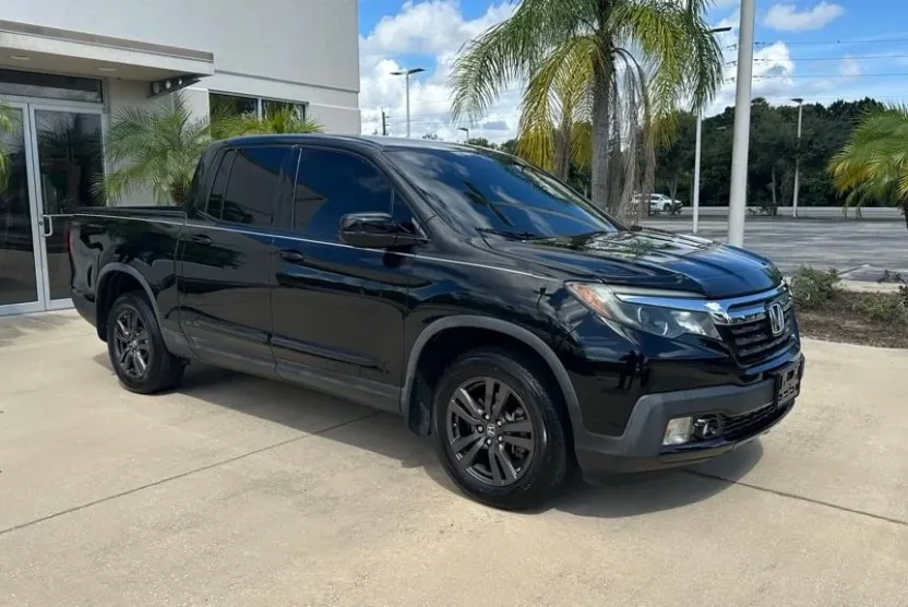 2017 Honda Ridgeline Sport photo 1