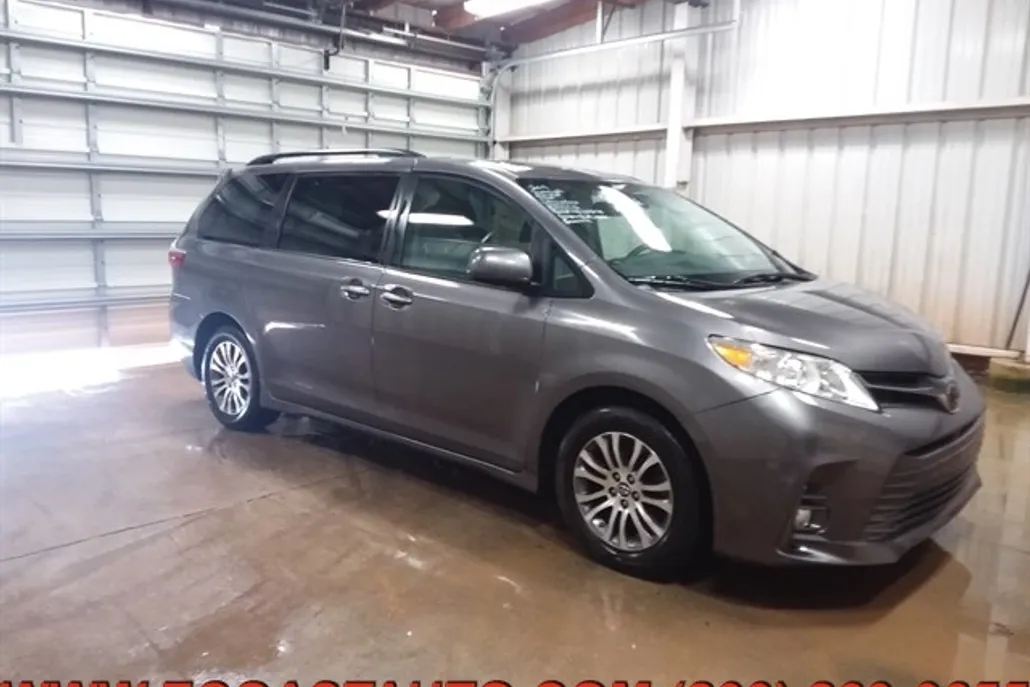 2019 Toyota Sienna XLE photo 1