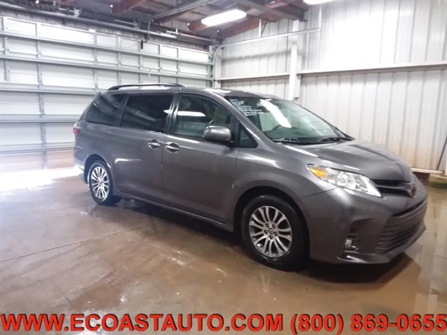 2019 Toyota Sienna XLE photo 1