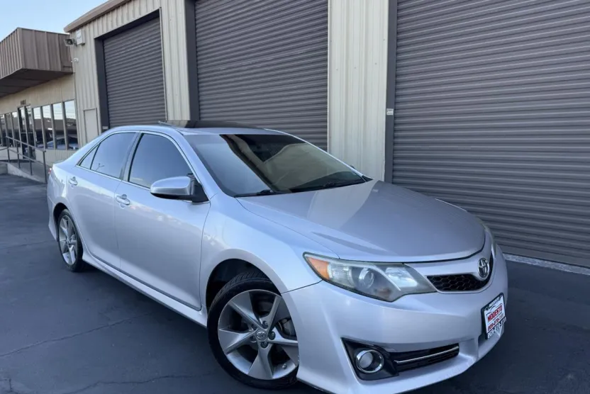 2012 Toyota Camry SE photo 1