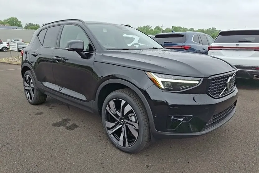 2025 Volvo XC40 photo 1