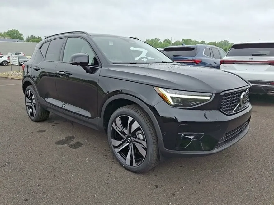 2025 Volvo XC40 photo 1