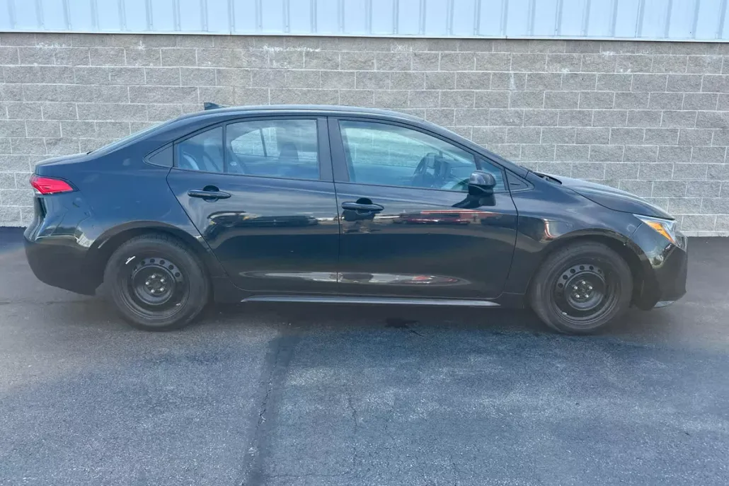 2022 Toyota Corolla LE photo 1
