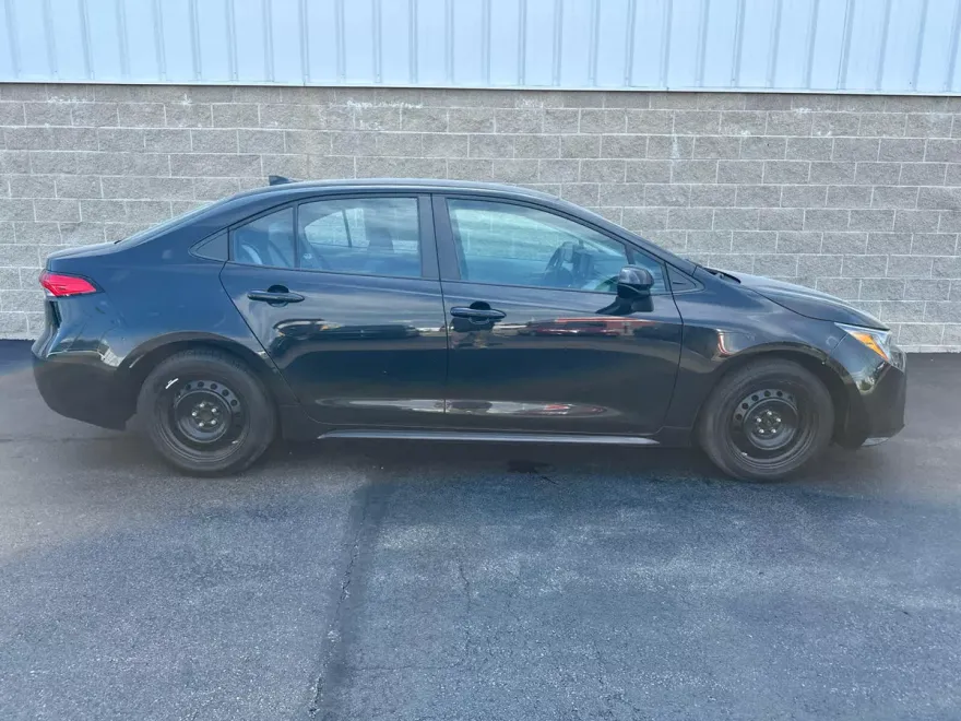 2022 Toyota Corolla LE photo 1