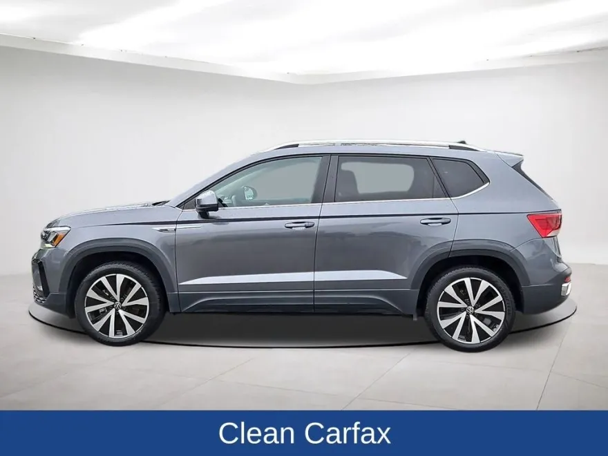 2024 Volkswagen Taos SE photo 1