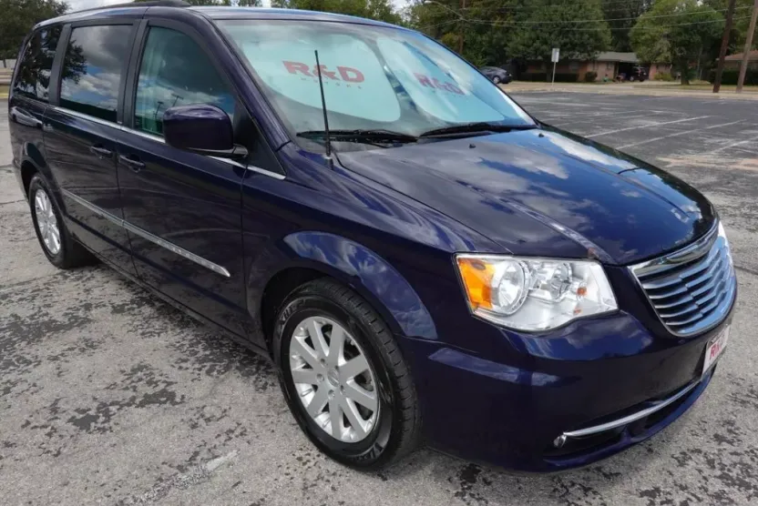 2014 Chrysler Town & Country Touring photo 1