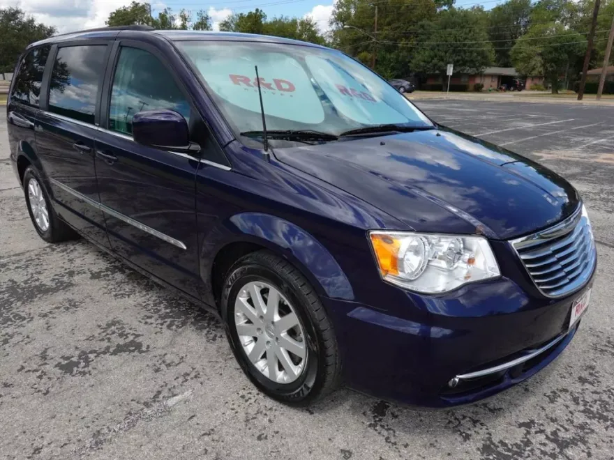 2014 Chrysler Town & Country Touring photo 1