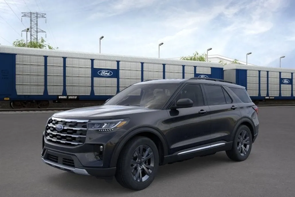 2025 Ford Explorer photo 1