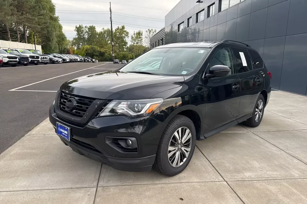 2018 Nissan Pathfinder SV photo 1