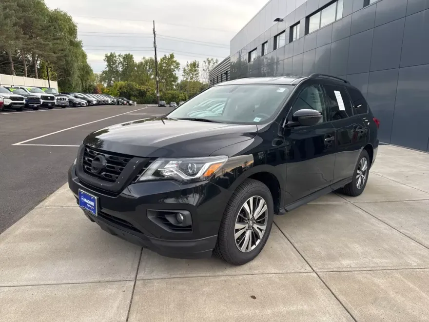 2018 Nissan Pathfinder SV photo 1