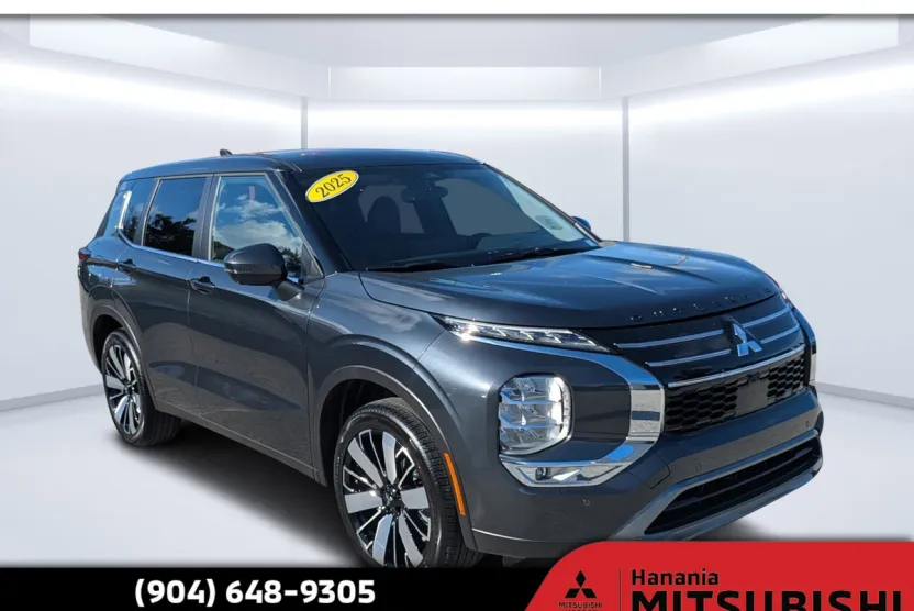 2025 Mitsubishi Outlander SE photo 1