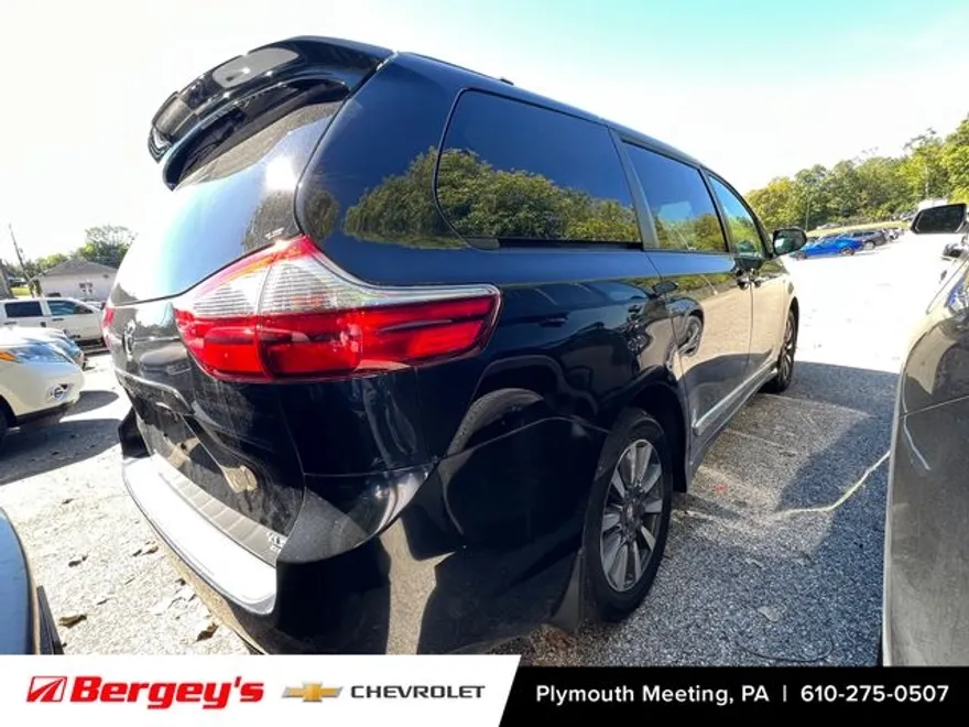 2020 Toyota Sienna XLE photo 1