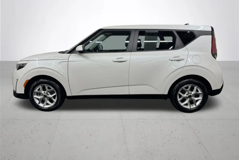 2023 Kia Soul LX photo 1