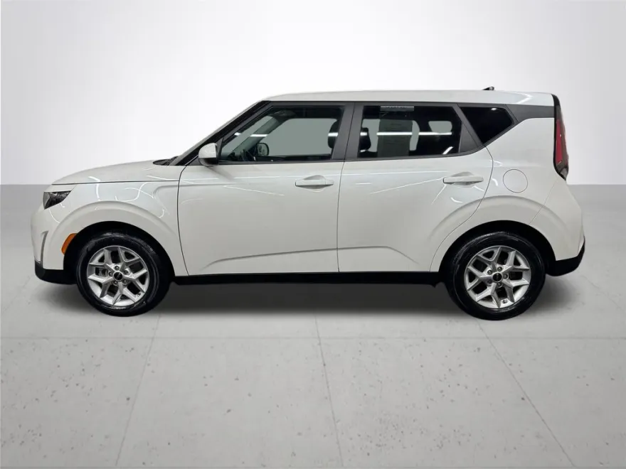 2023 Kia Soul LX photo 1
