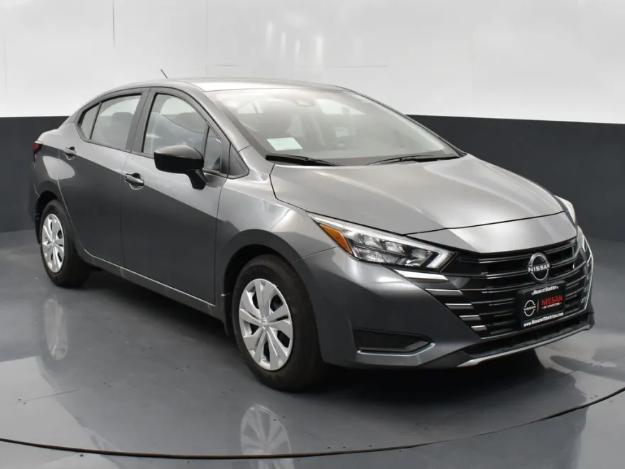2025 Nissan Versa 1.6 S photo 1