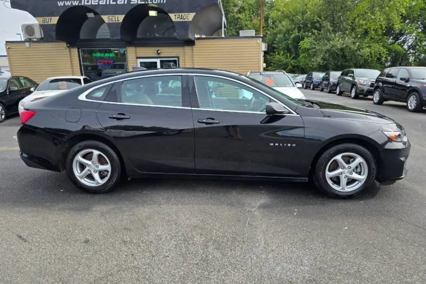 2018 Chevrolet Malibu LS photo 1
