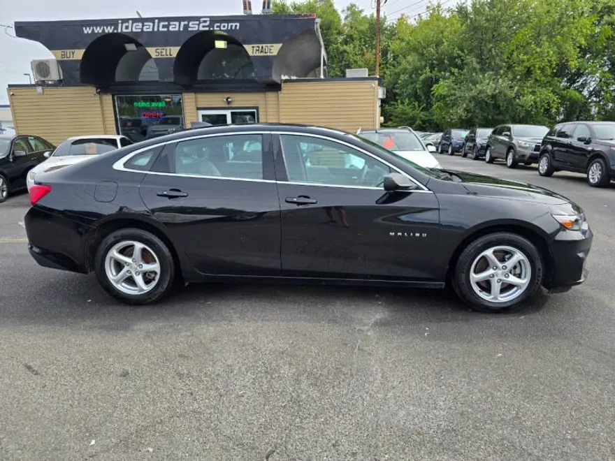 2018 Chevrolet Malibu LS photo 1