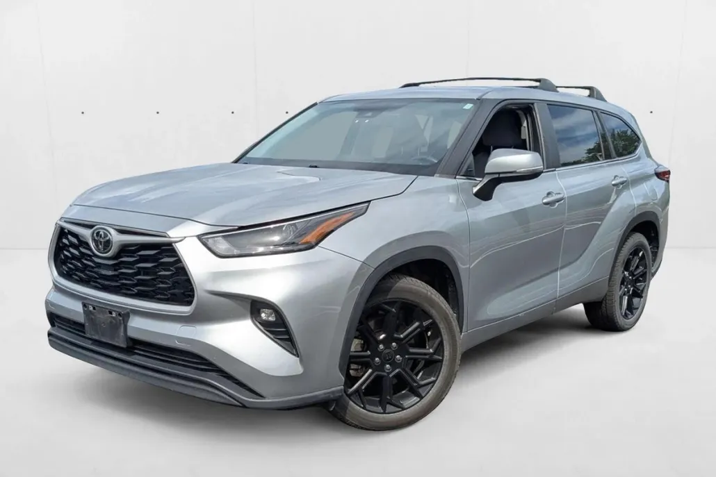 2023 Toyota Highlander LE photo 1