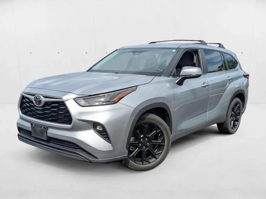 2023 Toyota Highlander LE photo 1