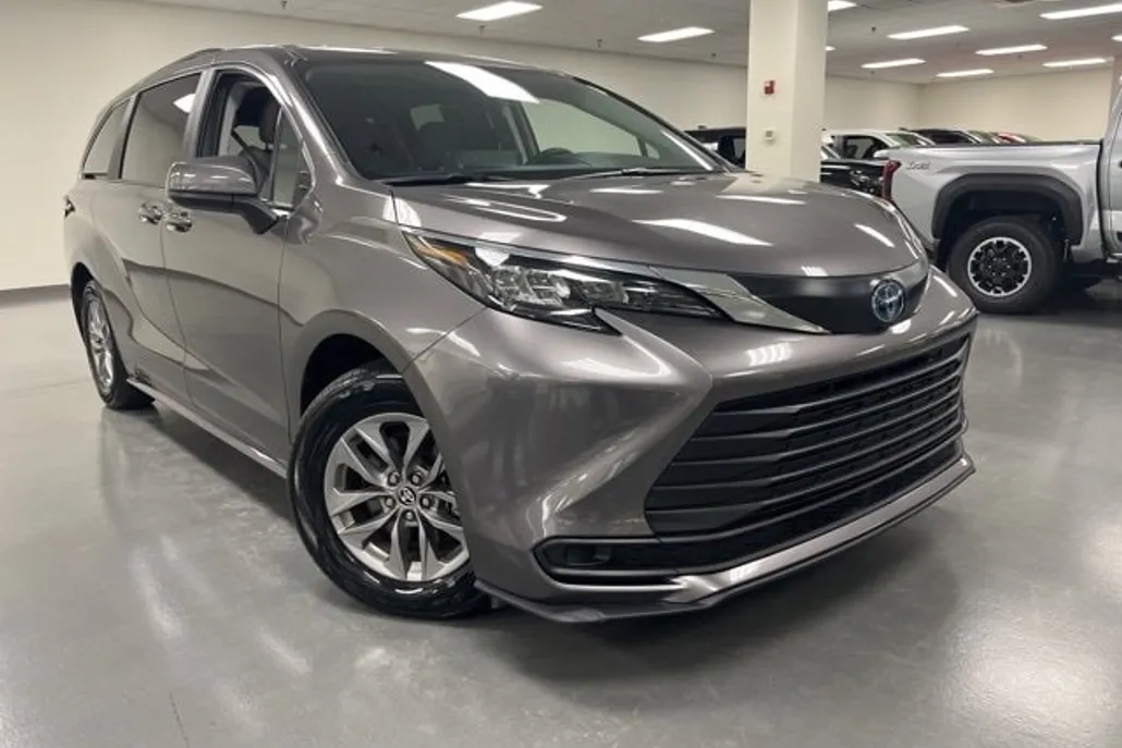 2024 Toyota Sienna LE photo 1