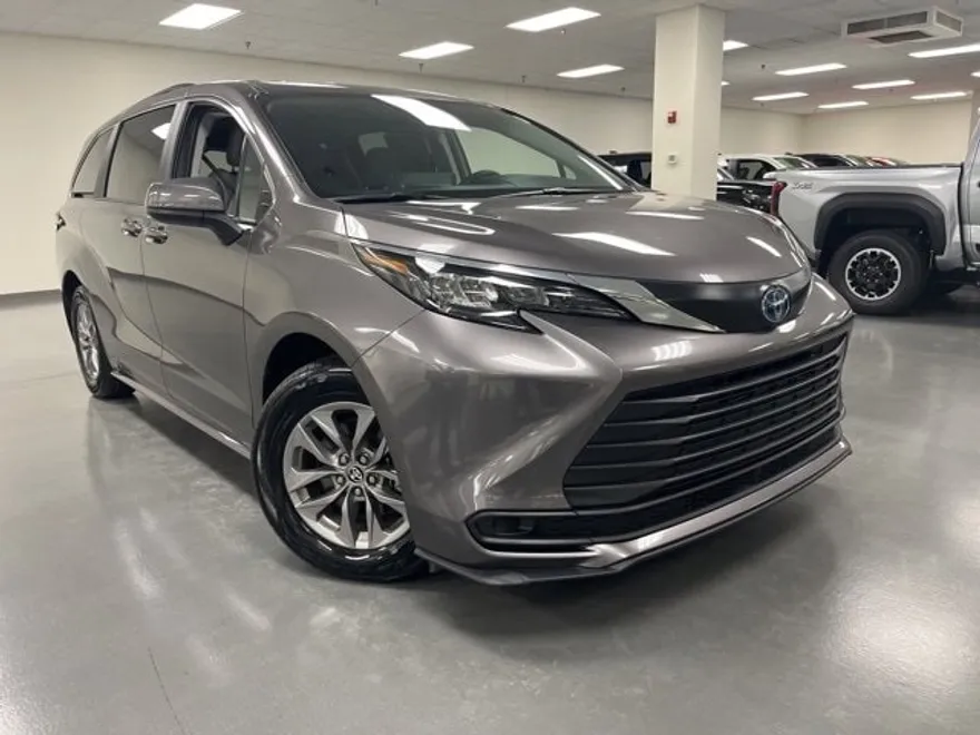 2024 Toyota Sienna LE photo 1