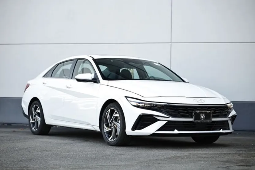 2024 Hyundai Elantra SEL photo 1