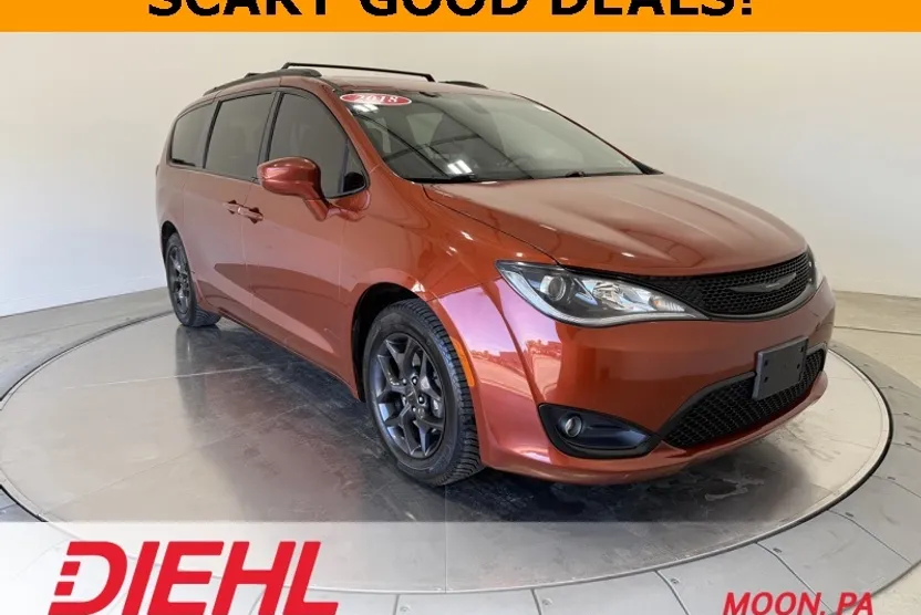 2018 Chrysler Pacifica Touring L photo 1