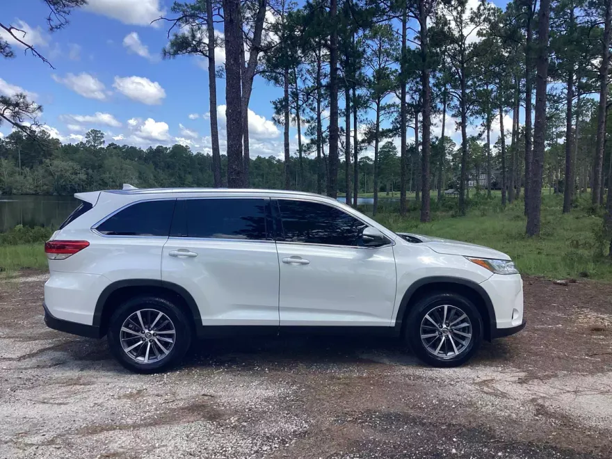 2019 Toyota Highlander XLE photo 1