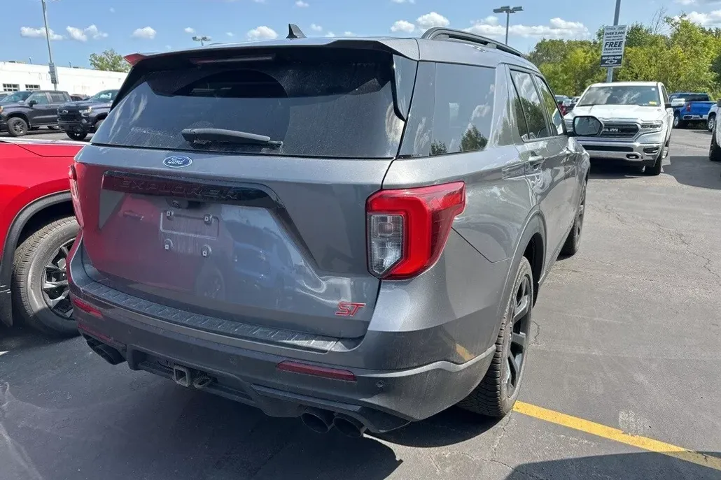 2022 Ford Explorer ST photo 1