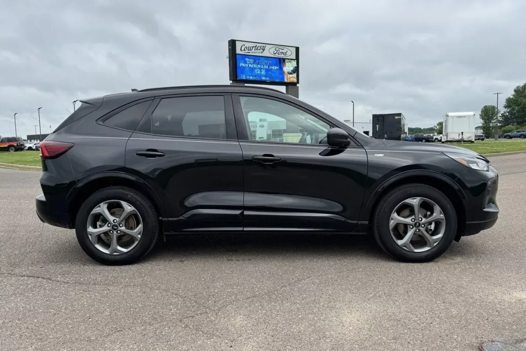 2023 Ford Escape ST-Line photo 1