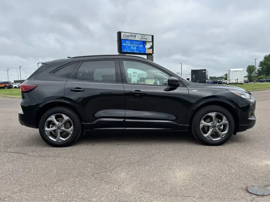 2023 Ford Escape ST-Line photo 1