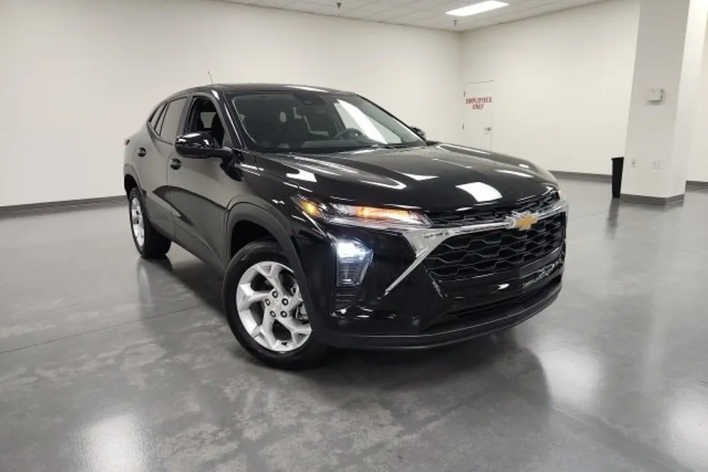 2025 Chevrolet Trax LS photo 1