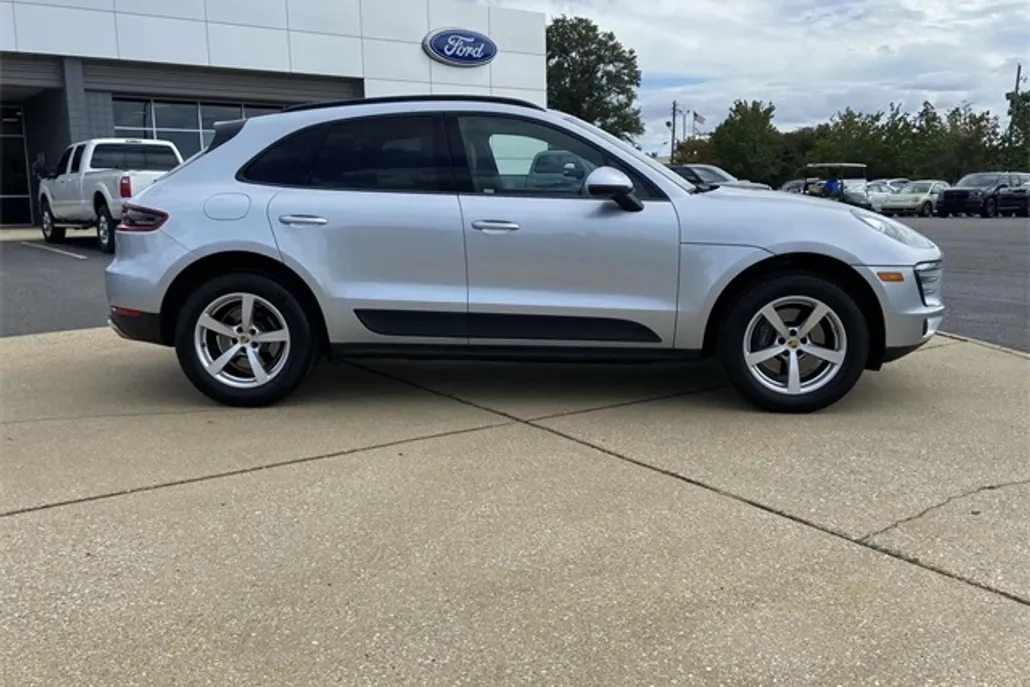 2018 Porsche Macan Base photo 1