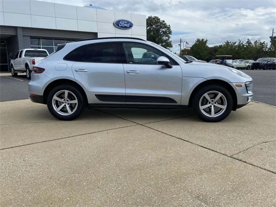 2018 Porsche Macan Base photo 1