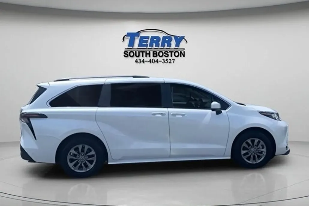 2023 Toyota Sienna XLE photo 1