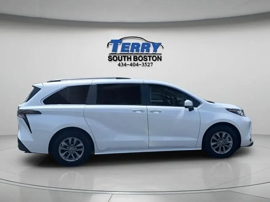 2023 Toyota Sienna XLE photo 1