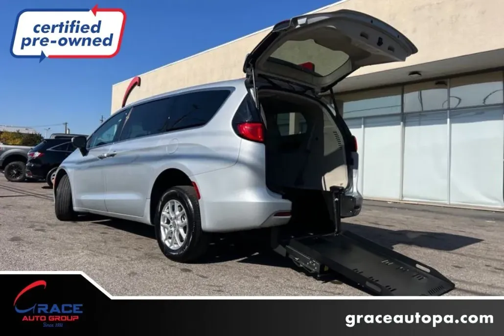 2023 Chrysler Voyager LX photo 1