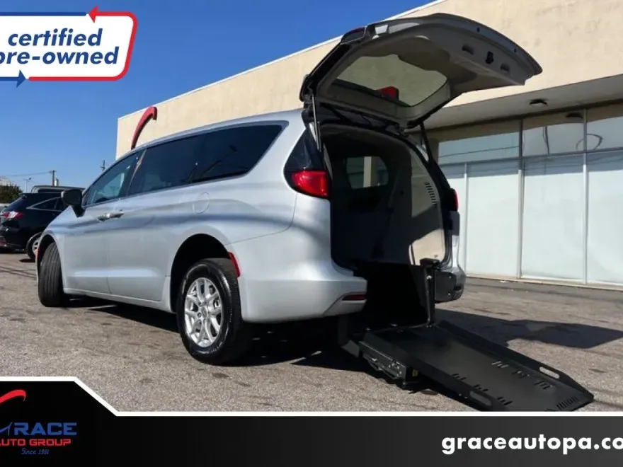 2023 Chrysler Voyager LX photo 1