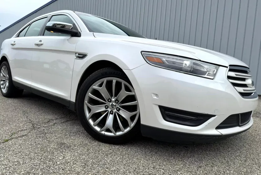 2013 Ford Taurus Limited photo 1