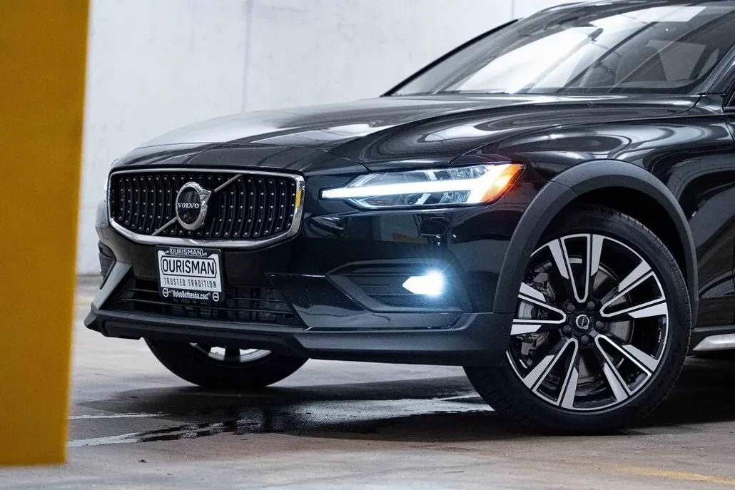 2025 Volvo V60 Cross Country B5 photo 1