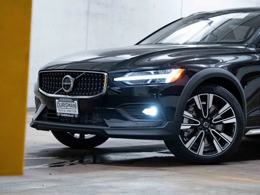 2025 Volvo V60 Cross Country B5 photo 1