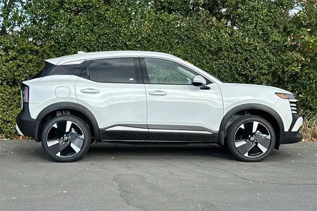 2025 Nissan Kicks SR photo 1