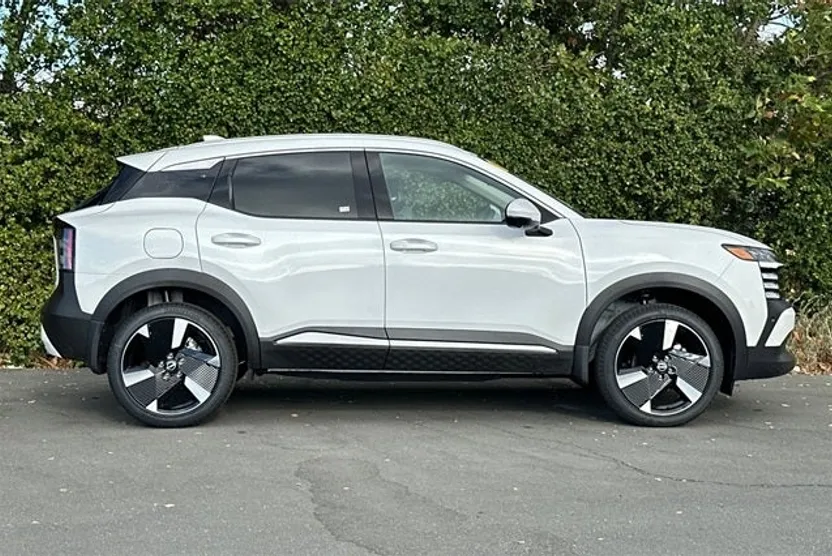2025 Nissan Kicks SR photo 1