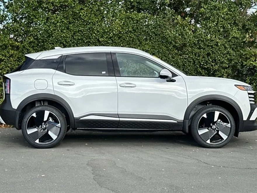 2025 Nissan Kicks SR photo 1