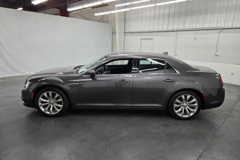 2017 Chrysler 300 Limited photo 1