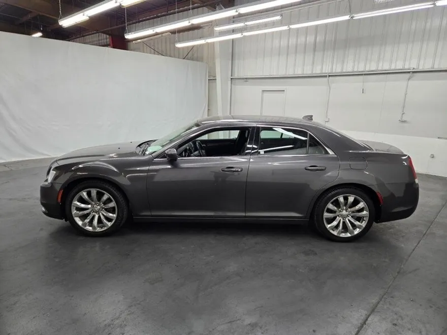 2017 Chrysler 300 Limited photo 1