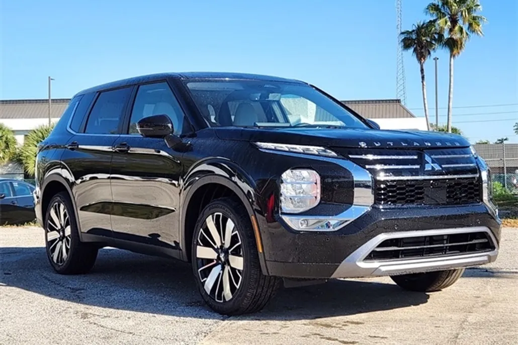 2025 Mitsubishi Outlander SE photo 1