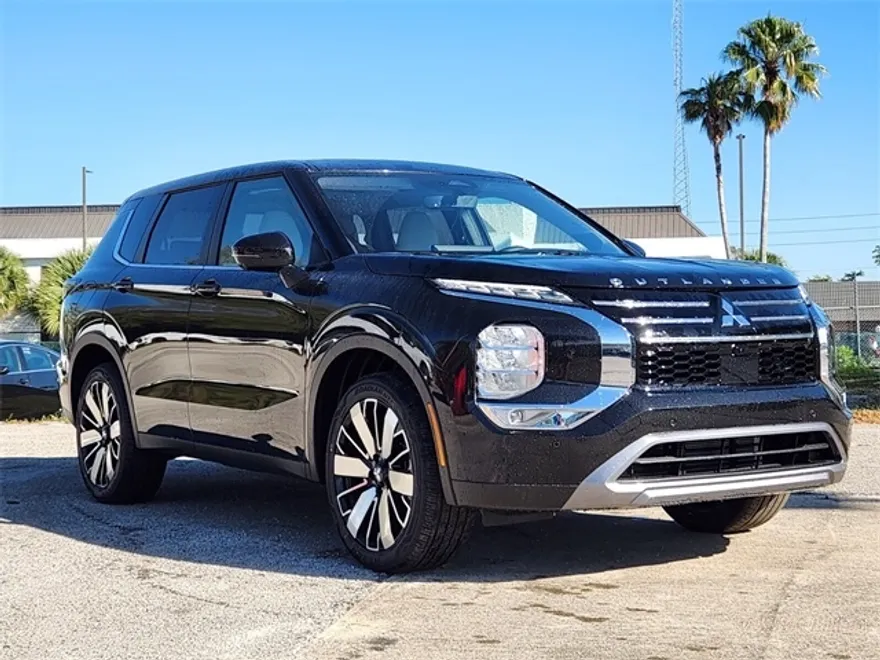 2025 Mitsubishi Outlander SE photo 1