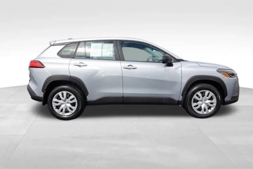 2022 Toyota Corolla Cross L photo 1